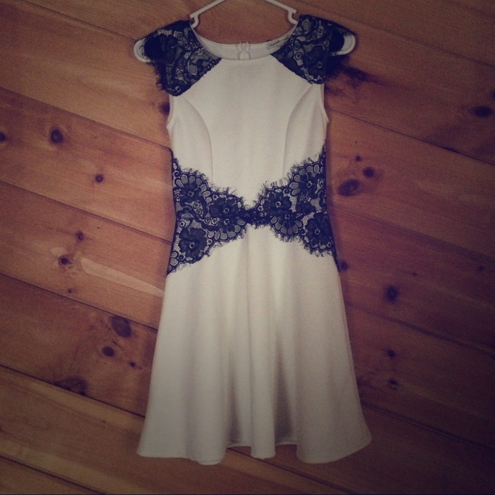 Beautiful lace-trim dress ❤️